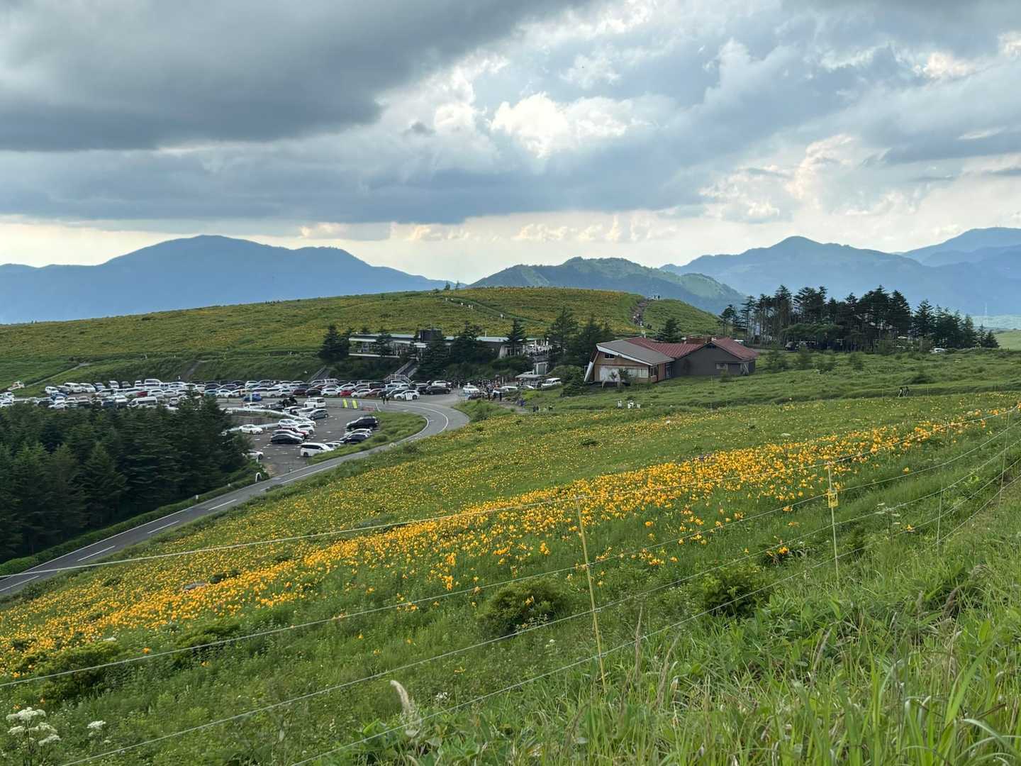 車山肩の遠景

ニッコウキスゲの群生地を求めて、日中は周辺の道路が大渋滞をしていた模様

せっかくなので車山山頂を目指します