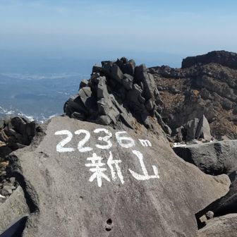 奥は七高山のある外輪山の岩尾根