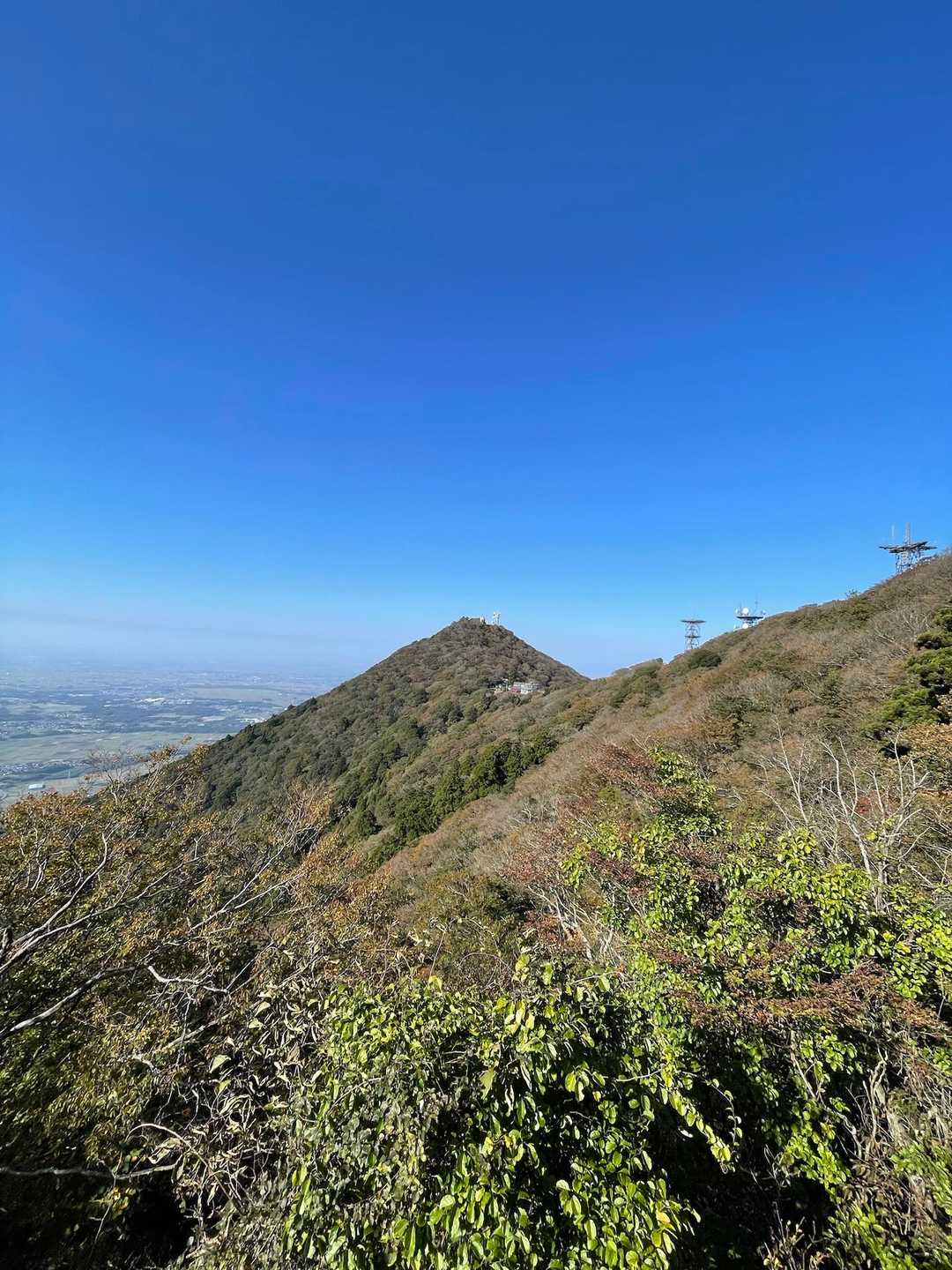 ロープウェイ山頂から男体山。晴天ですが意外と寒い。