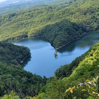 東大岩ヶ岳からの池
千刈水源地です