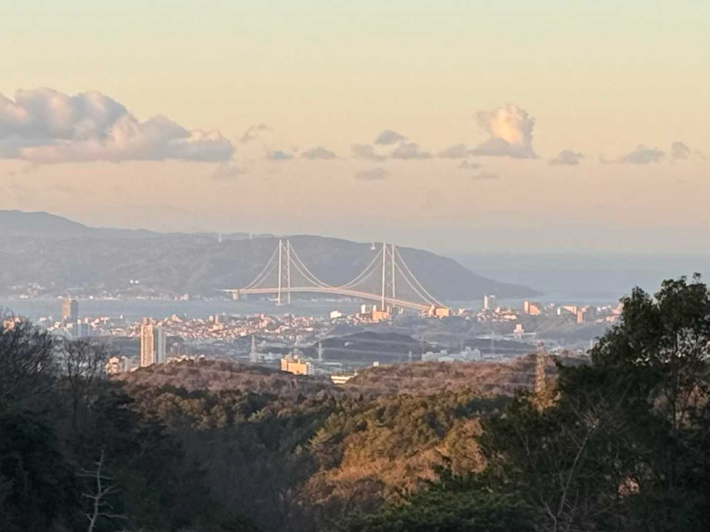明石大橋も朝日に染まってキレイでした〜