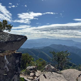 ヤッホー！（経ヶ岳方面）

以前（登山37回目)、あの山頂から虚空蔵山を見て「いつか登りたい」って思ったんです…
また一つ、夢を実現できました☺️嬉しい
