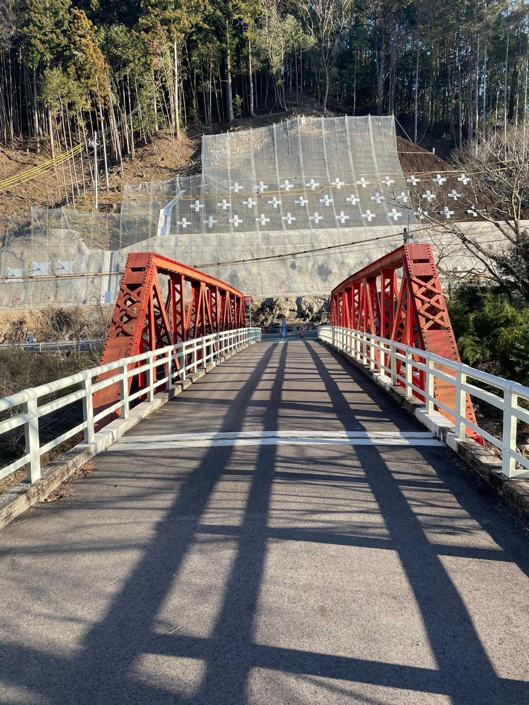 橋を渡って裏道へ