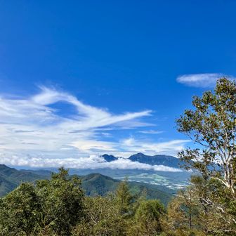 ここまでは、ジリジリの強い日差しとまぶしい青空。