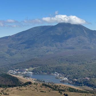 蓼科山に雲がかかる、裾野には白樺湖