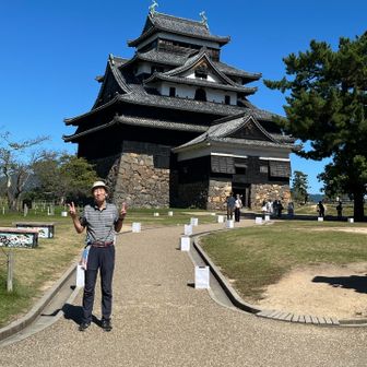 国宝松江城の前の
人間国宝にはなれない🐶🐶

