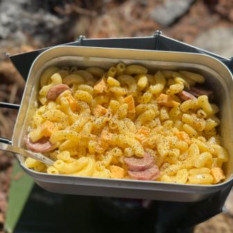山頂で頂いたチーズマカロニ🧀😋
粗挽き黒胡椒が良い仕事してました

雄大な景色を見ながら、どんなイタリアンレストランよりもおいしいかった〜😋