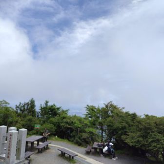 登り初めは晴れていましたが、西からガスが湧き山頂もガス模様