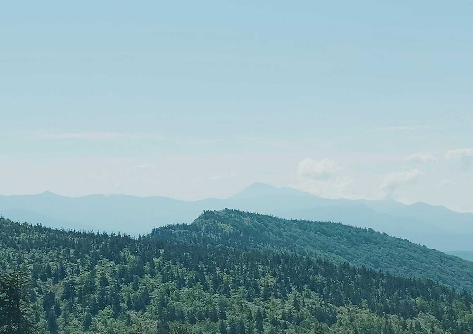 千人平辺りまで登ってきました。
振り替えると、ヒバクラ岳の向こうに岩手山が。