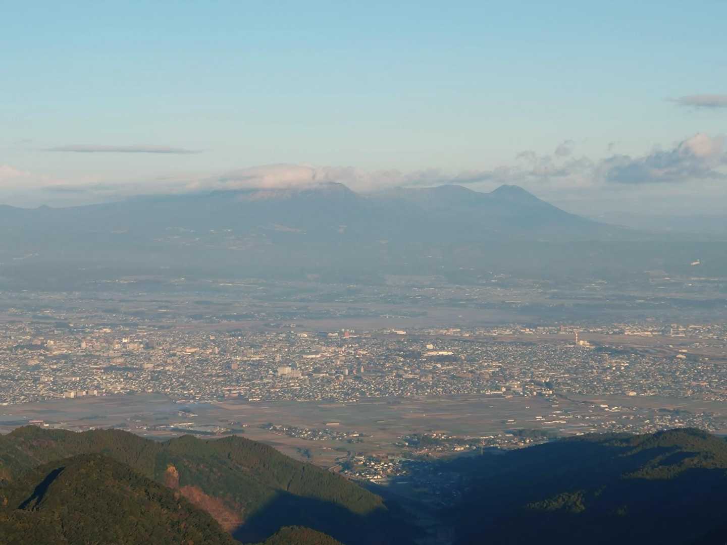 先ほどの展望所から。
唯一ここだけです😆
見える山は霧島山
高千穂峰はガスってるね😂