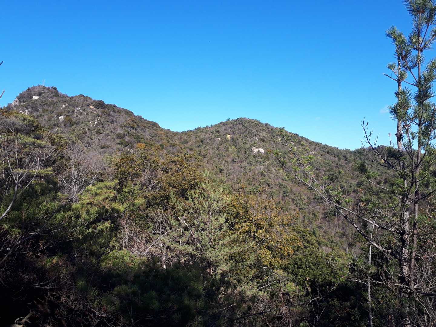 傘山。左からアンテナのあるピーク、一段降りてすぐ隣に主峰、反射板のあるピーク、歩いてきた稜線🎵
