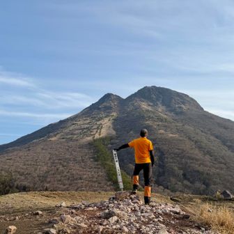 気温6℃でスタートした朝駆けでしたが上着を着ることはなかったです。
これからの季節、暑さに弱い私は登るのが遅くなってくるのでもう少し時間に余裕を持たねばと思うんですけどね、朝駆けは毎回遅刻との戦いになってしまいます。
ともあれ、今回も良い朝駆けでした。