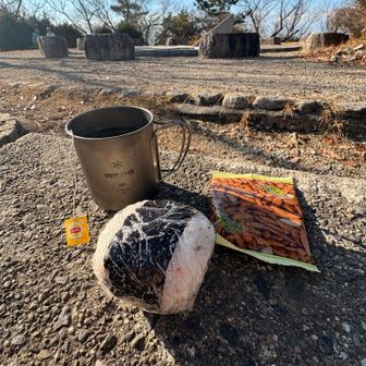 軽食🍙紅茶とお菓子で簡単に済ましました😚