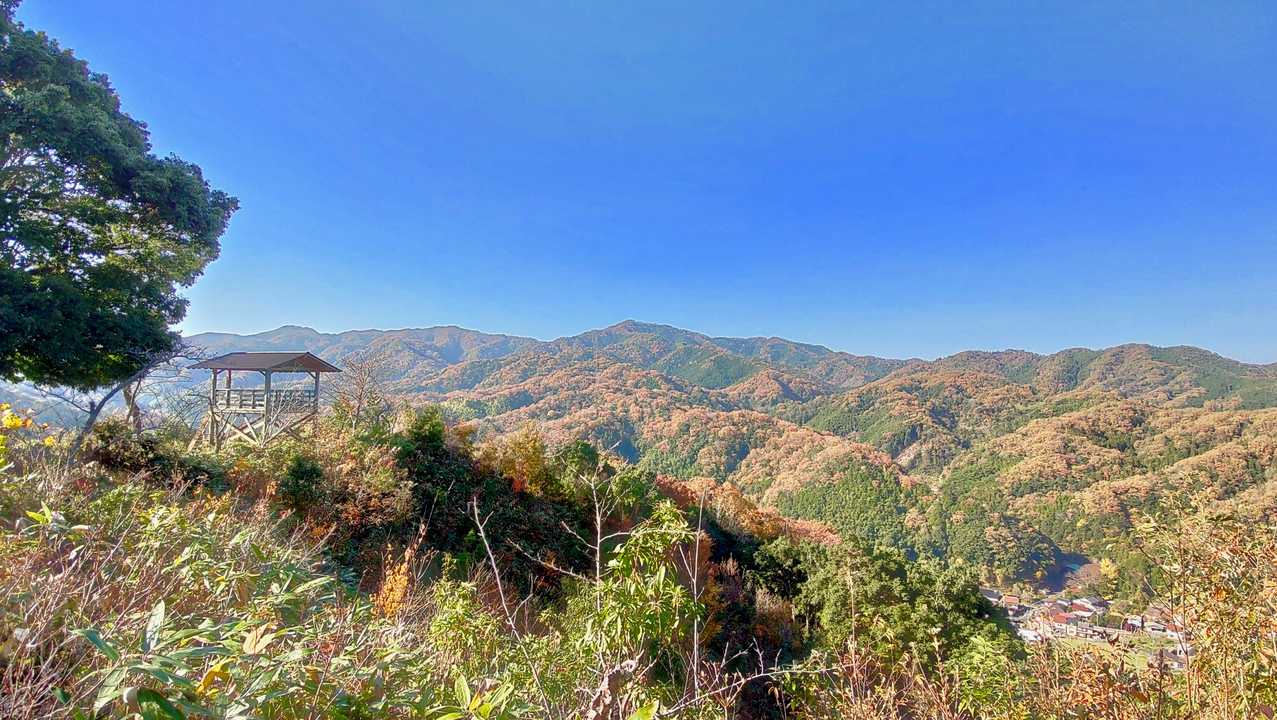 山頂です。
左に見えるのが展望台。