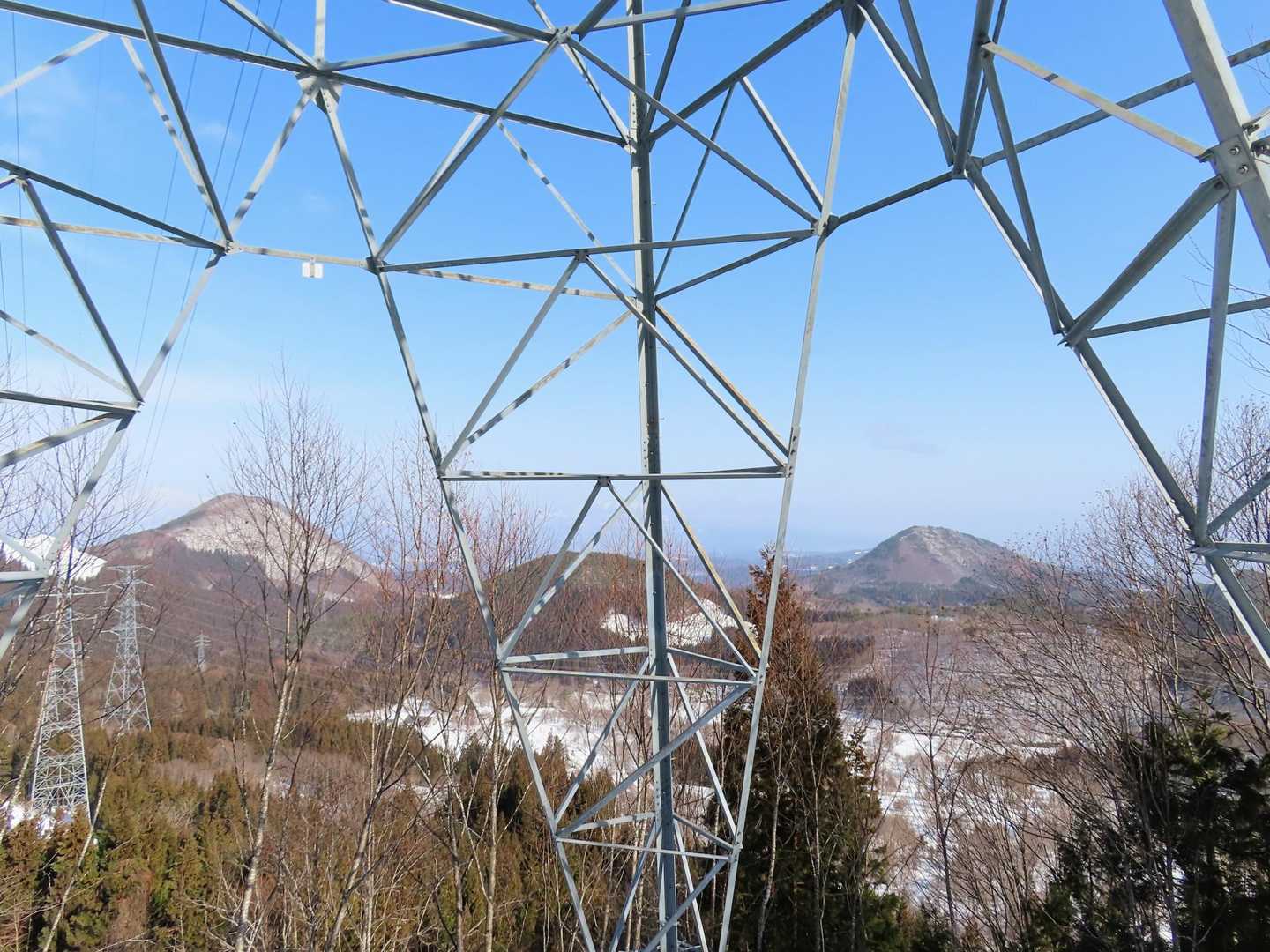 
鉄塔の脚から、西黒森山と東黒森山⛰️
