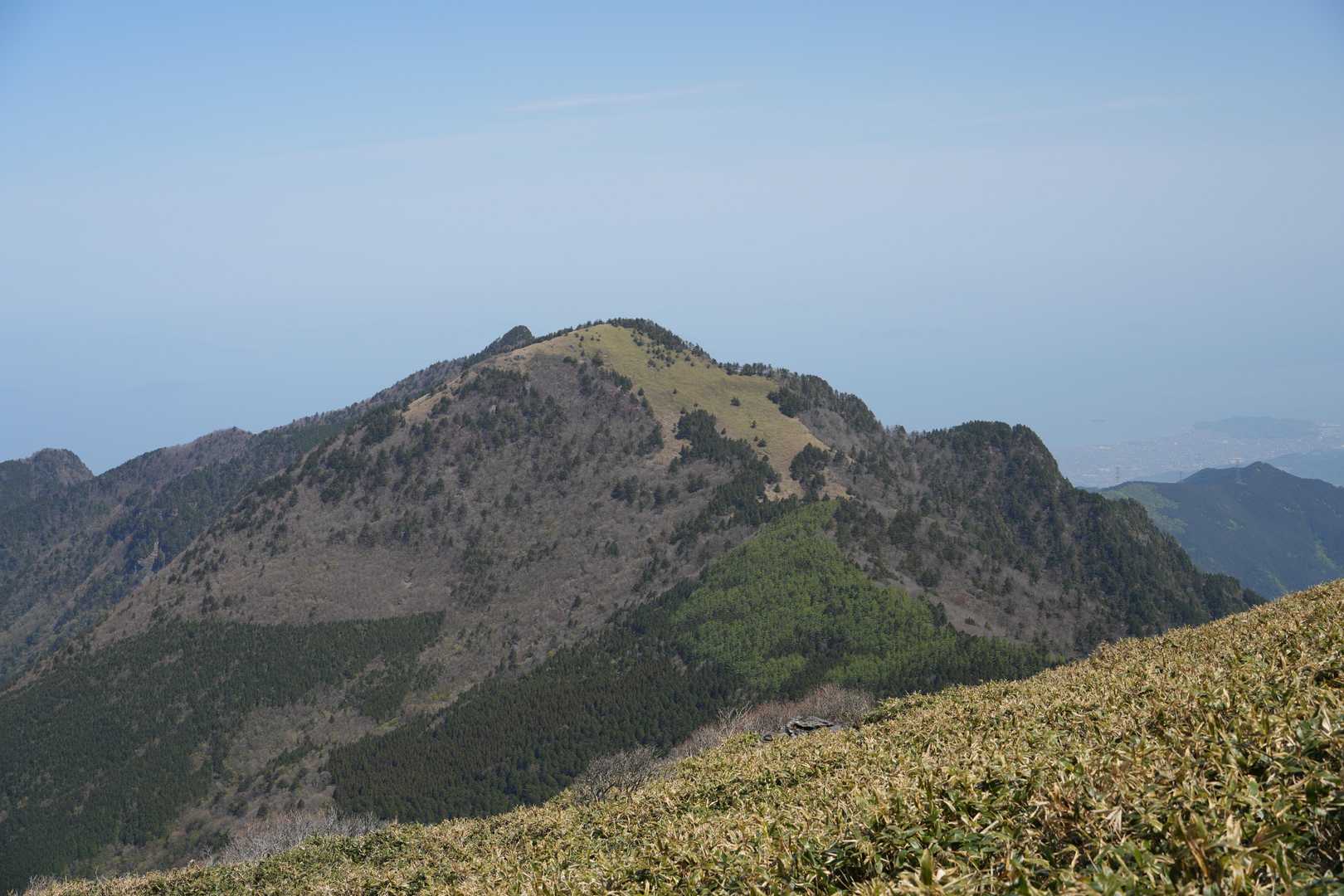 存在感抜群の沓掛山。