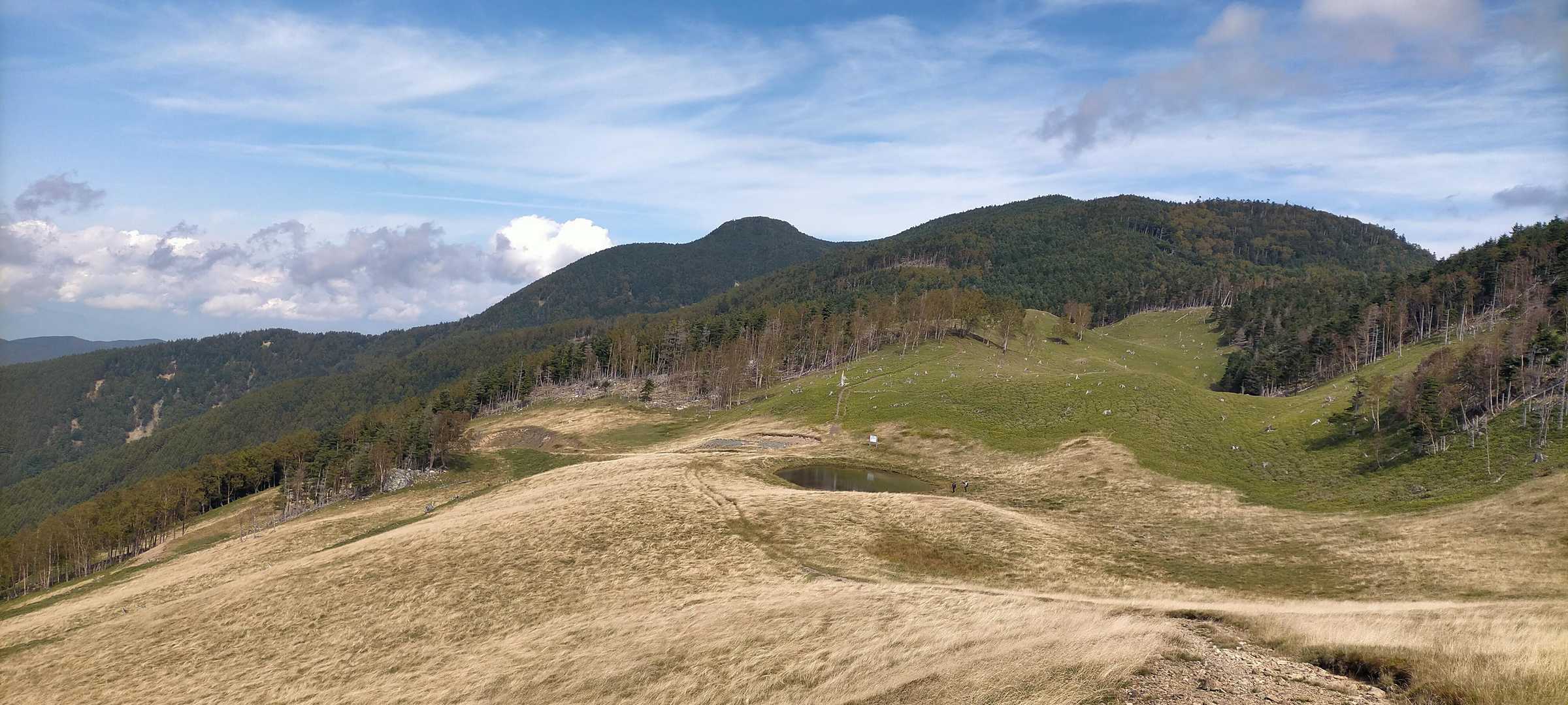 笹山から下りて来る途中からの二児山方面と天空の池