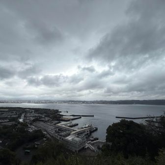 展望台からの眺めは良い。対岸の鹿児島の街が見えます