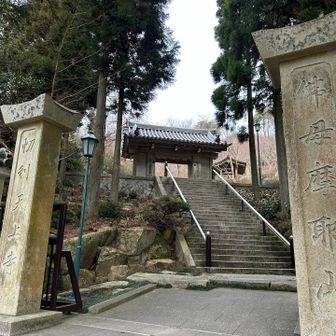 道路側からは初見。立派な門があったのか。