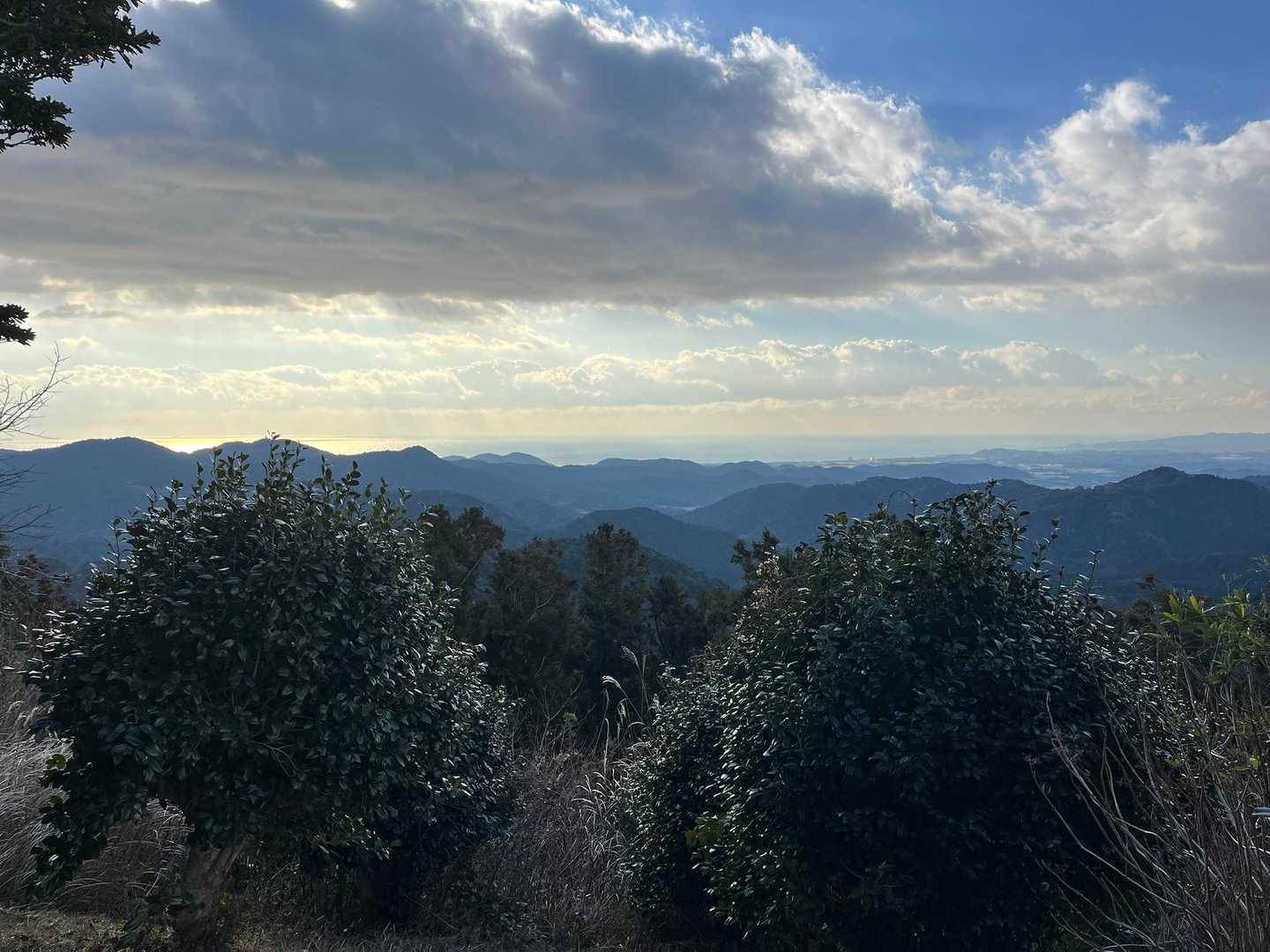 反対側には太平洋が朝日を浴びて光ってました
右奥には鴨川市内だろうか