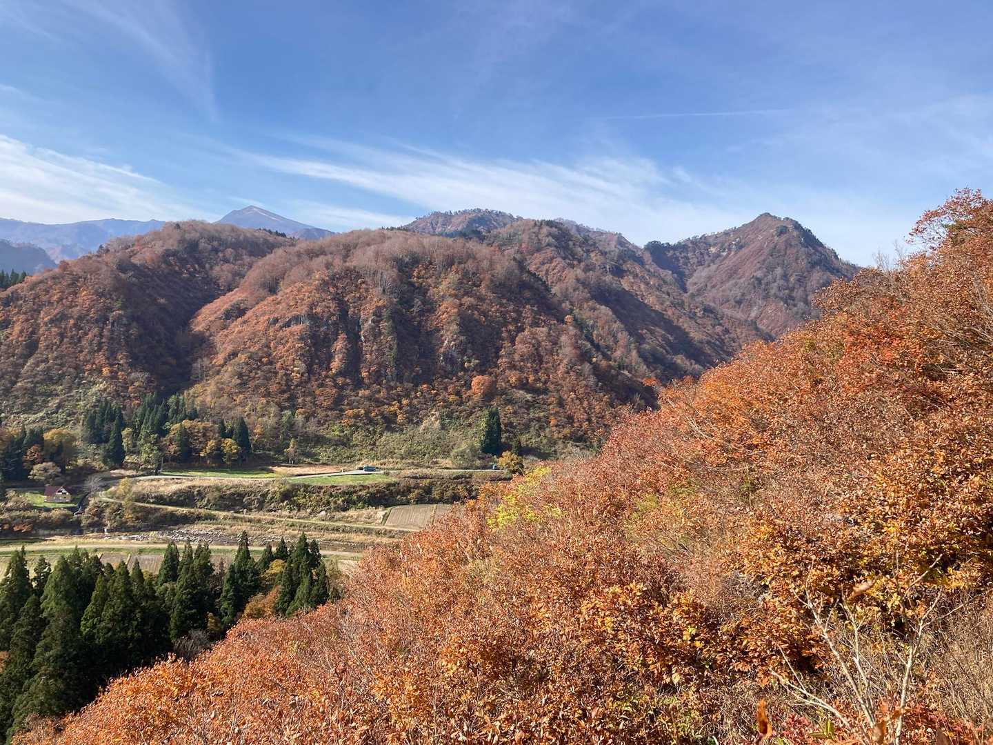 ちょいと上がり、周りの山々の紅葉に目も潤み