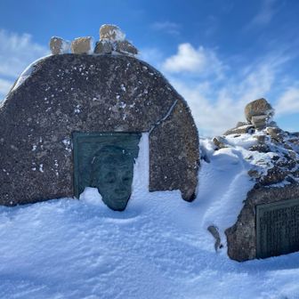 山頂の石碑が心臓飛び出るくらい怖かった😱😱😱