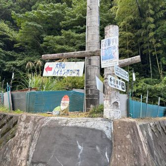 住宅の横を入っていきます