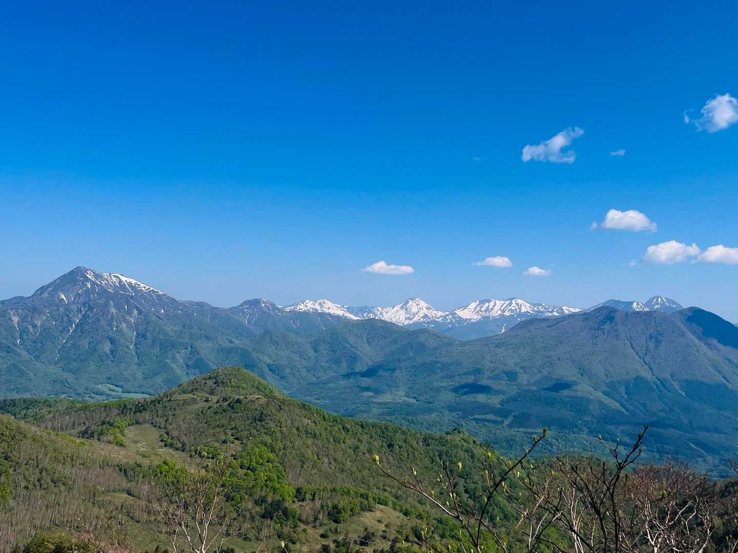 飯綱山頂から瑪瑙山に向かう
山頂からは見られない景色