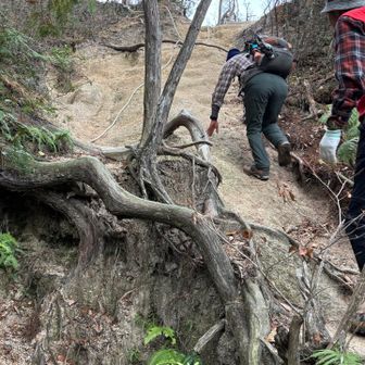 元の道に戻ります　急な滑りそうな場所もあるよ！
