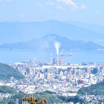 　　　　阿多田島と江田島
　　　煙突は日本製紙？🏭