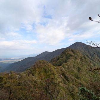 ここを通ると奥が位牌山？