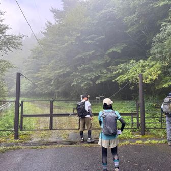 ゲートには鍵がかかっているが、右側に登山者用の出入り口が作られている。