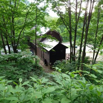 猿倉荘が見えてきた。