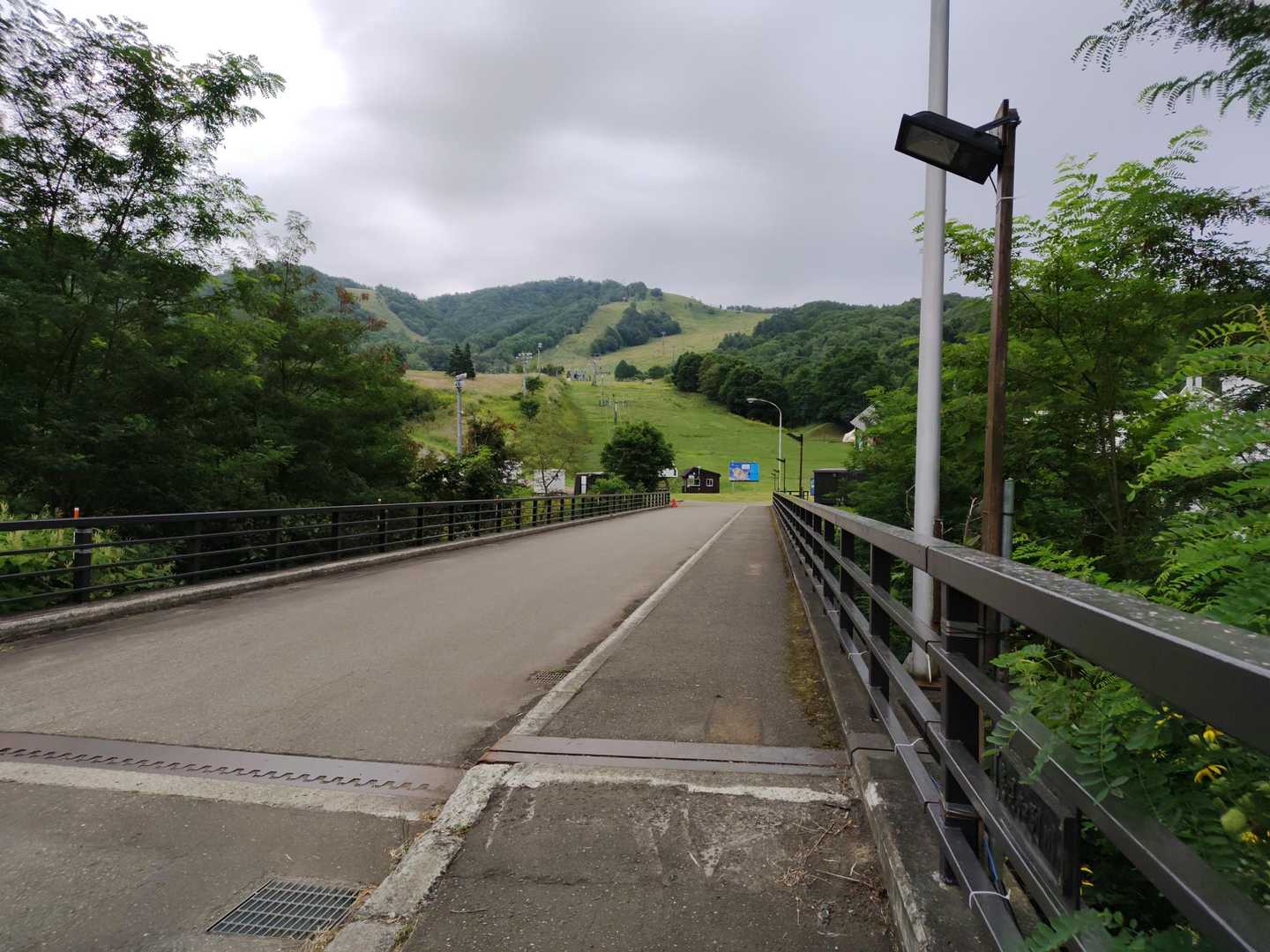 駐車場に車を停めてスタート。