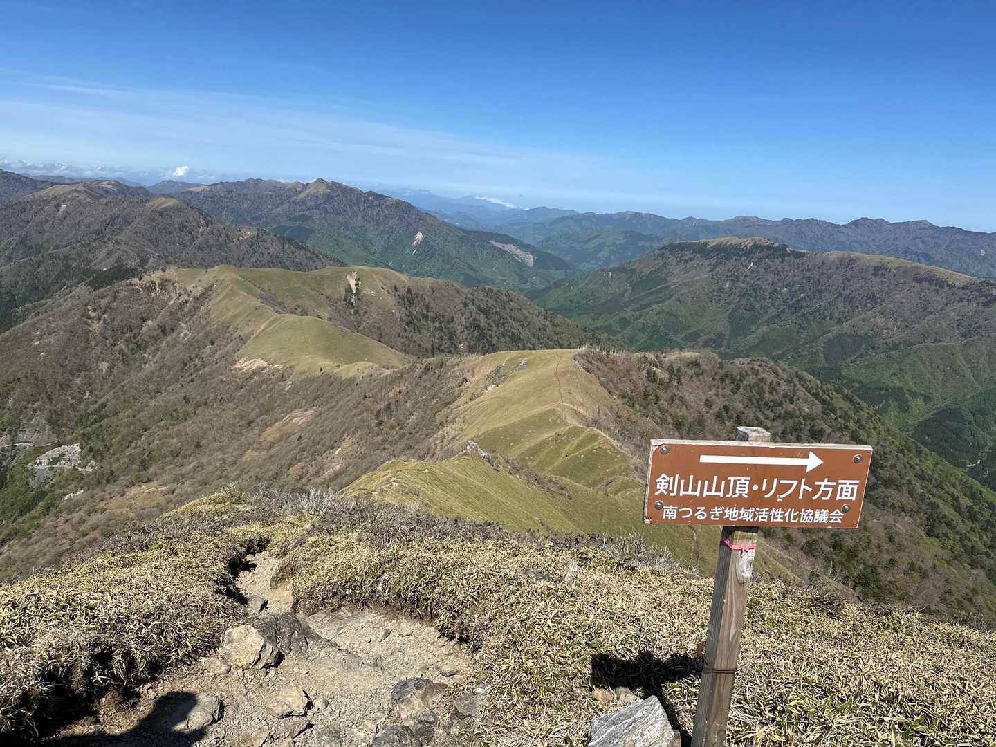 こちらからまっすぐ進んで、丸石山に向かいます。
