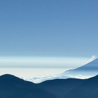 大山に向かって手を振る👋
大山の皆さんは登る準備中だろうか...

あと富士山はやっぱり混雑しているのだろうか
富士山では常に視界に人がいた

赤石岳と聖岳の間ではほとんど人に会わない
抜いていった人が2名
すれ違いが8名(4グループ)
