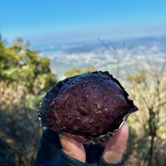 山で食べる甘いもの沁みる