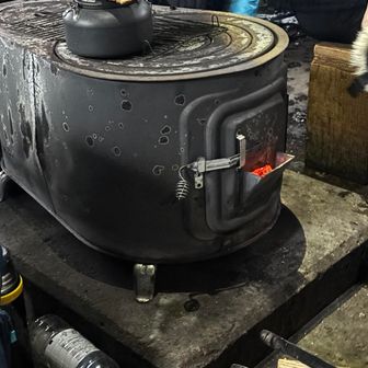 ストーブ小屋は地元のハイカーさん達で混んでたけど、快く受け入れてくれた😊