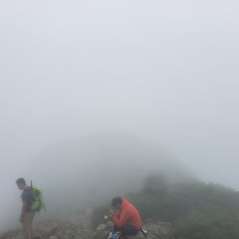反対側の石碑方向何も見えません