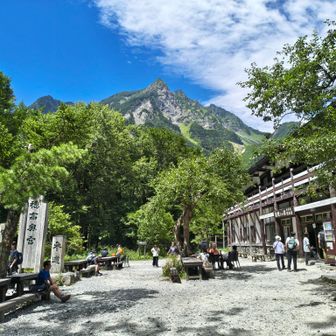 みんな美味しそうなもの食べてた、俺は自販機のコーラ飲もうとして値段見てやめた