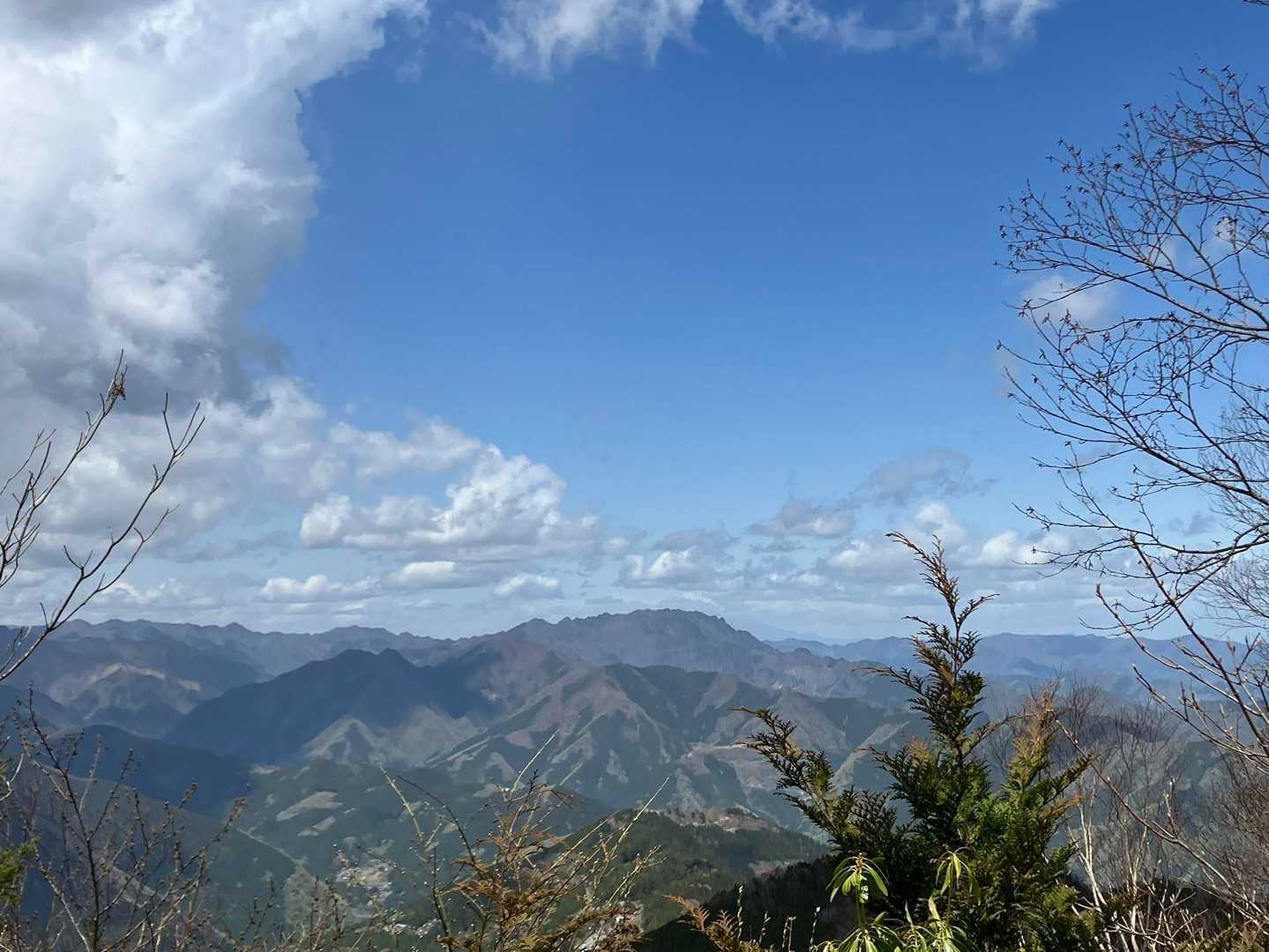 おぉ！美しい山と谷！リーダーが地図で確認、両神山だそうです。