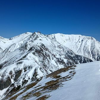 木曽駒ヶ岳の脇を固める山々。木曽前岳(左)、伊那前岳(右)、宝剣岳から手前に伸びる稜線。