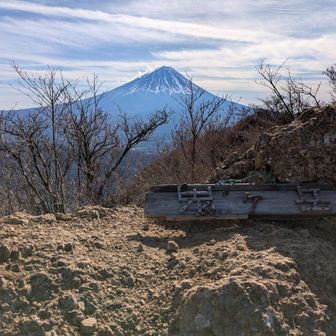 鬼ヶ岳山頂　2年ぶりです。
ここで昼食（カップラーメン）