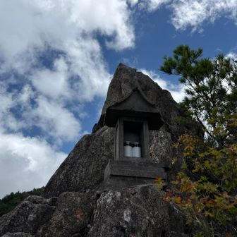 後ろの岩へ登るよ