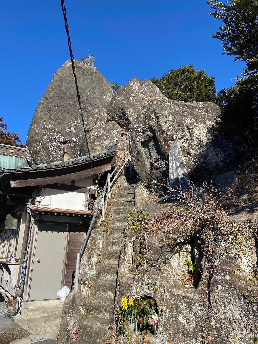 ３つの巨石で三石山