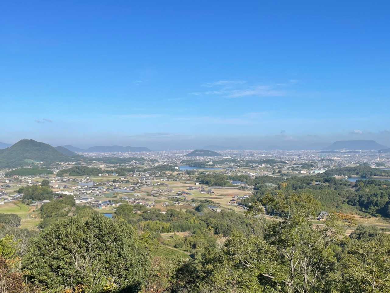 視界良好✨中央の小山は由良山、その奥にサンポート❣️
