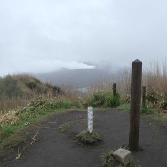 一等三角点
基準点名：西烏帽子岳（にしえぼうしだけ）

九州遠征　一等四連発目