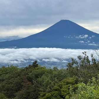 雲が川のように流れていく