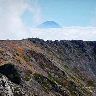 農鳥岳越しの富士山