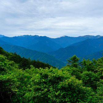 ビューポイントからの石鎚山系
平家平から石鎚山まで見えてます😃